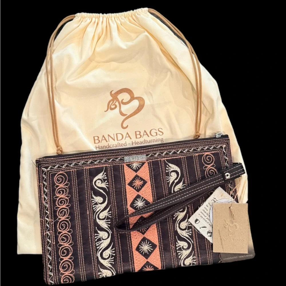 🦩Banda Bags, New with Tags, Black and Coral Clutch - Picture 1 of 2